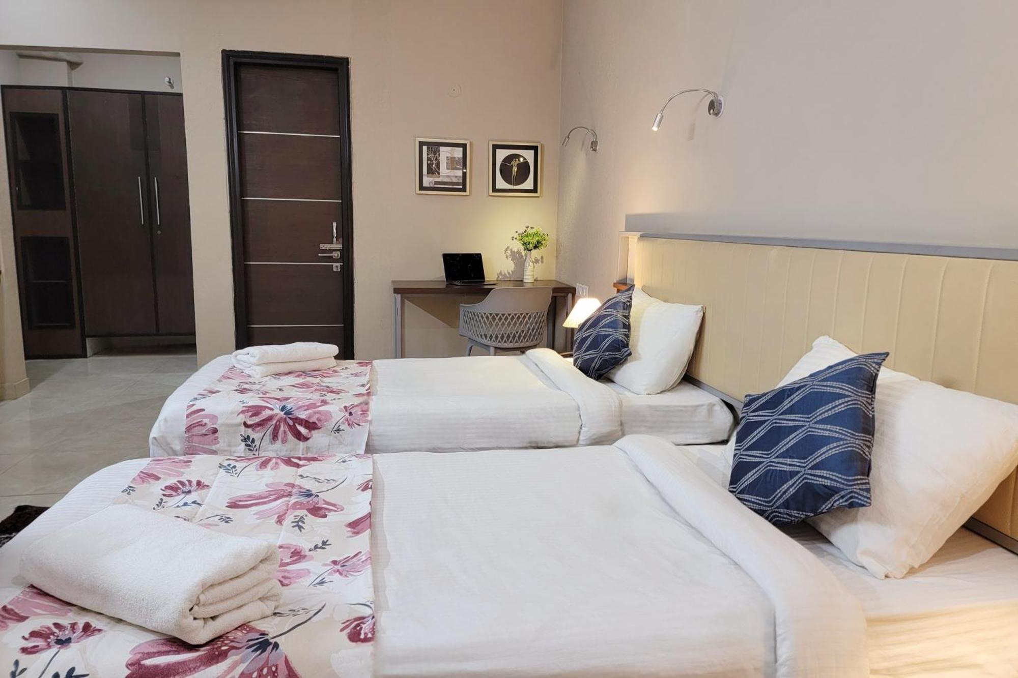 Hotel Vamsor Heights 1047 Gurgaon Esterno foto