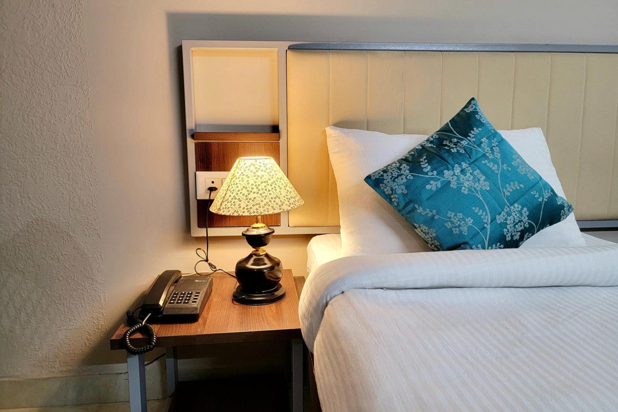 Hotel Vamsor Heights 1047 Gurgaon Esterno foto